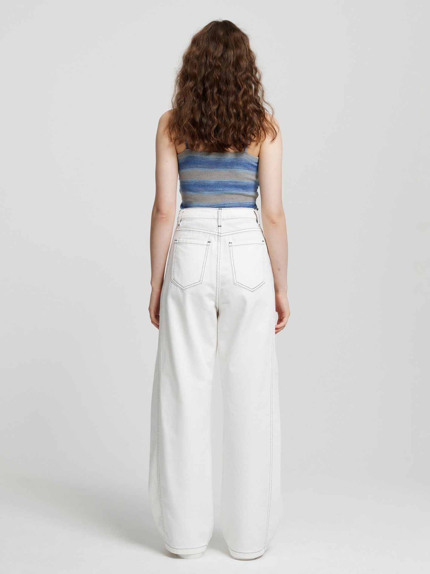 Jeans wide leg cintura alto de algodão ponto de contraste