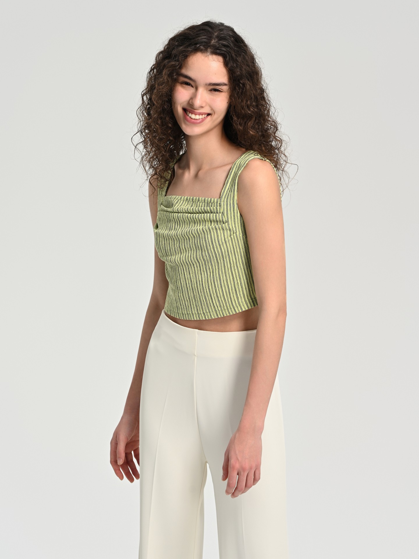 Camiseta cropped listrada e franzida